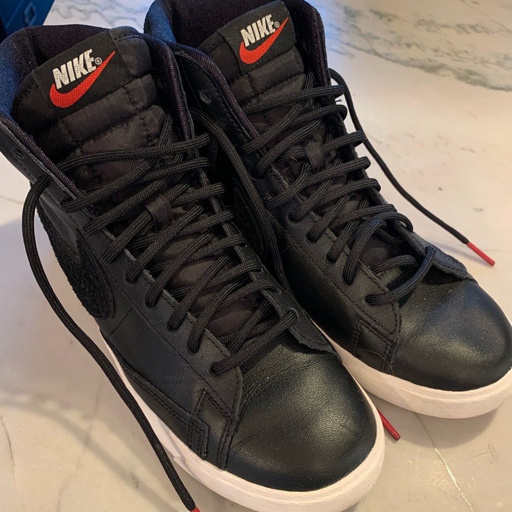 NEW NIKE Women’s Blazer Sneaker. Sz 7.5